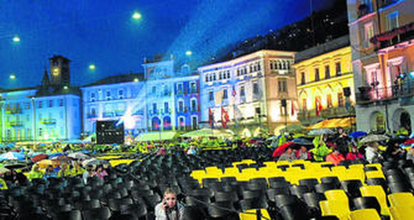 Vista de la monumental plaza de la localidad suiza de Locarno, un espectacular enclave que acoge las proyecciones nocturnas.