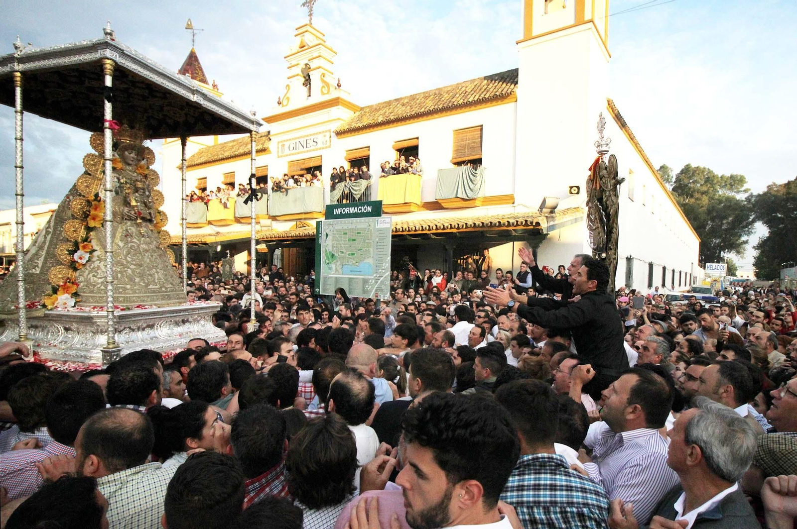 Las imágenes de la procesión de la Virgen del Rocío por la aldea en el Lunes de Pentecostés