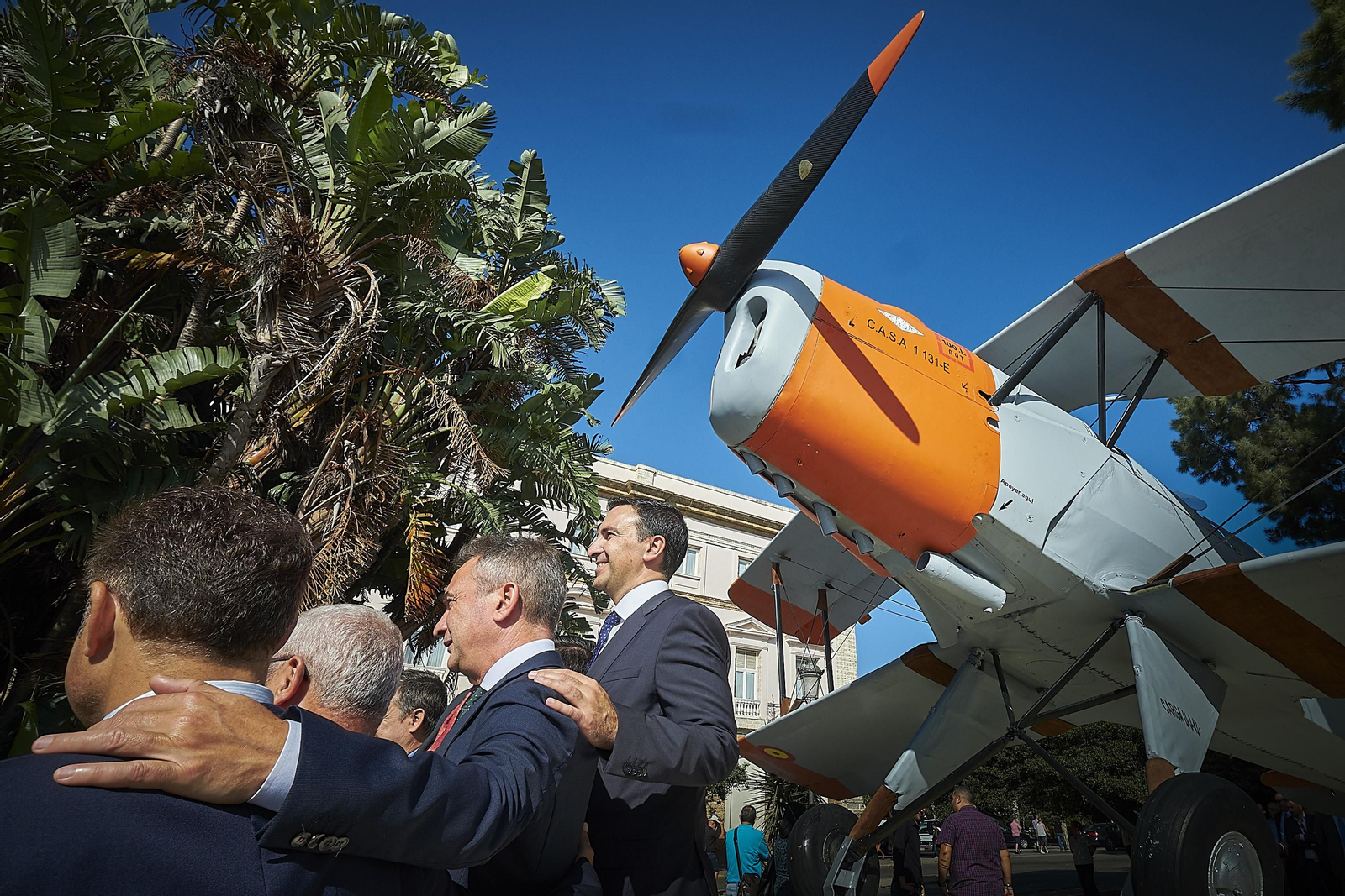 El director de la planta de Puerto Real, Antonio Rueda (dcha.) y el rector de la UCA, Eduardo González Mazo junto a la aeronave.