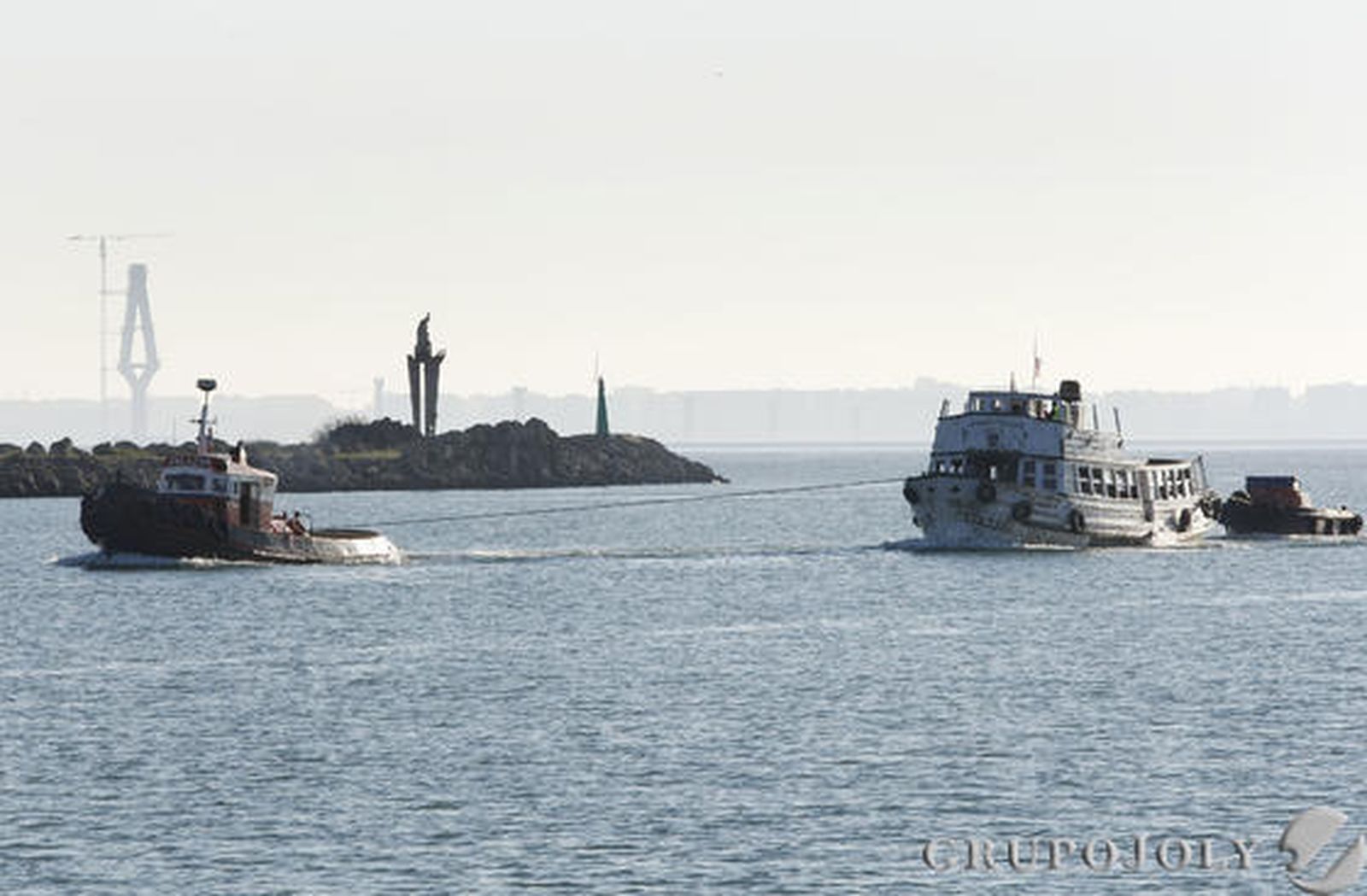 El Adriano III regresa al varadero de El Puerto, donde será reparado para su puesta en funcionamiento en marzo de 2012.

Foto: Fito Carreto