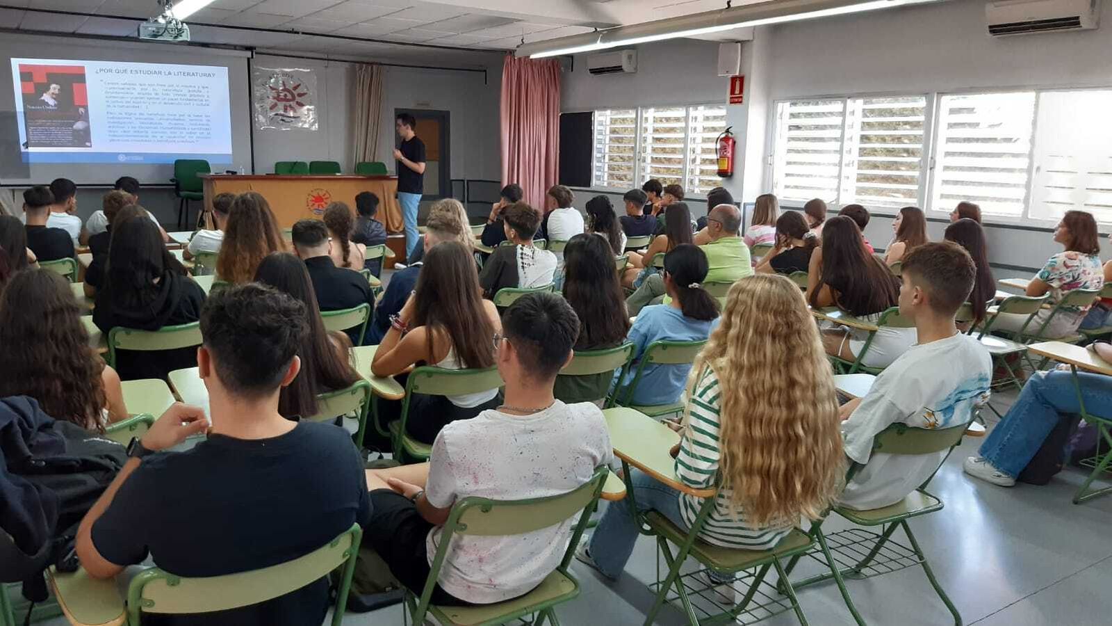 Un científico explica los avances en su investigación a alumnado de ESO y Bachillerato.