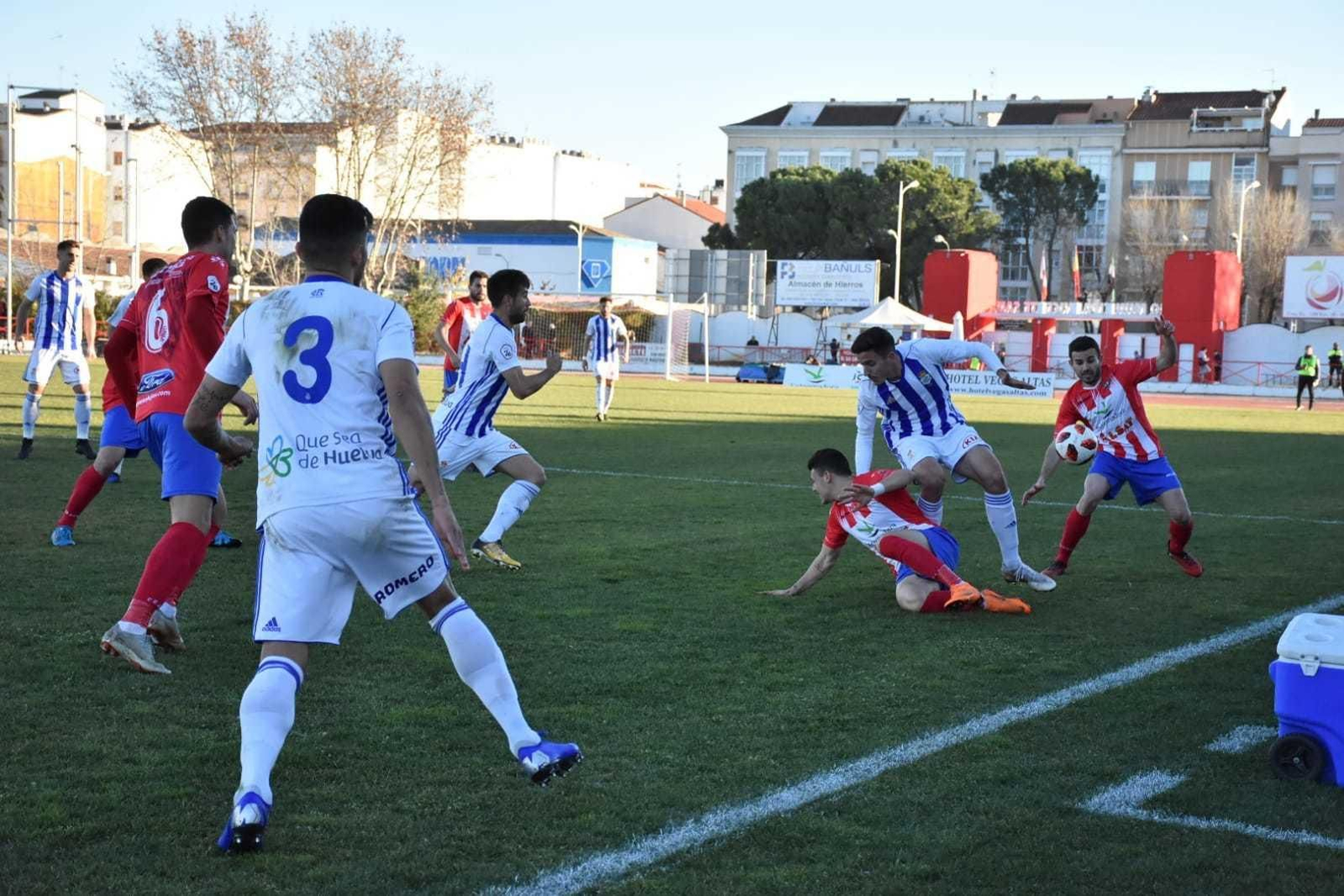 Lance del primer tiempo del encuentro entre Don Benito y Recreativo.