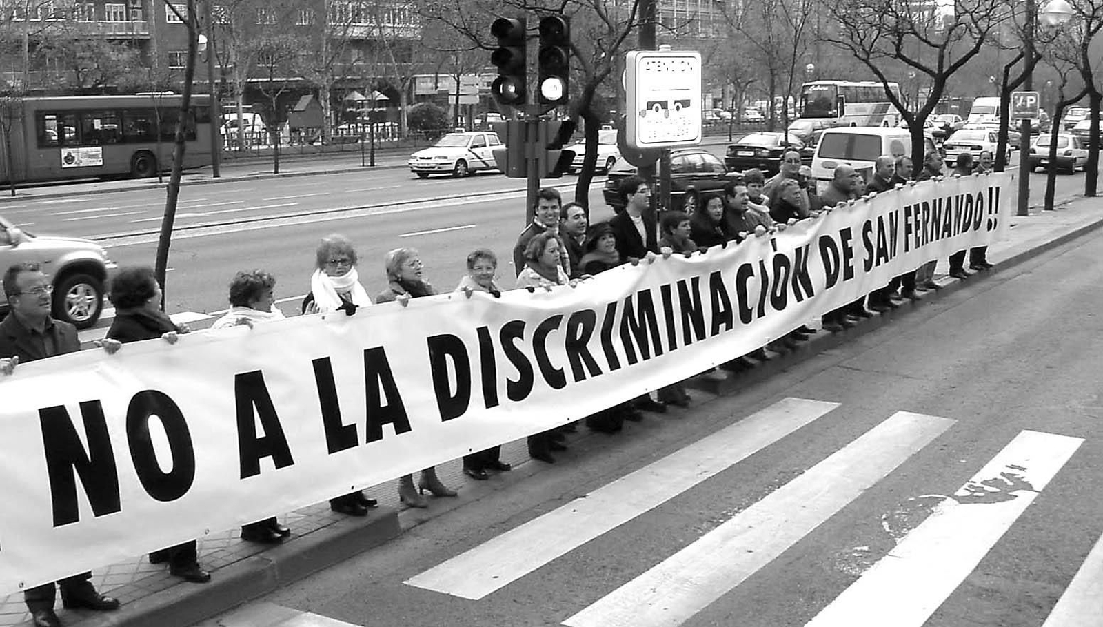 Protesta del Ayuntamiento de San Fernando llevada a cabo en 2004 contra el cierre de la Escuela de Infantería de Marina ante las puertas del Ministerio de Defensa, en Madrid.