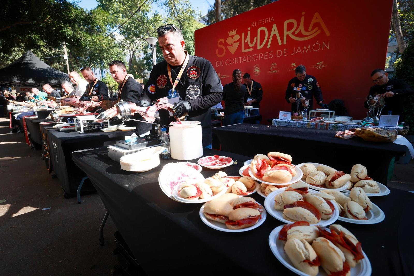Las imágenes de la Feria Solidaria de Cortadores de Jamón en San Fernando