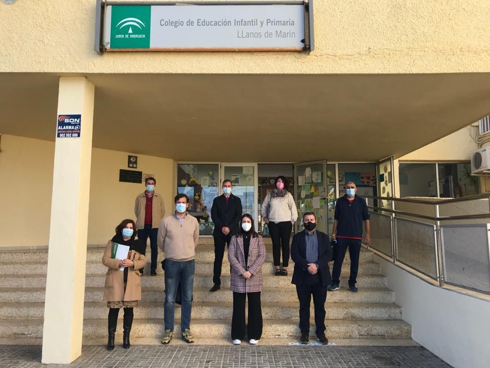 Representantes institucionales y del centro educativo, a las puertas del mismo.