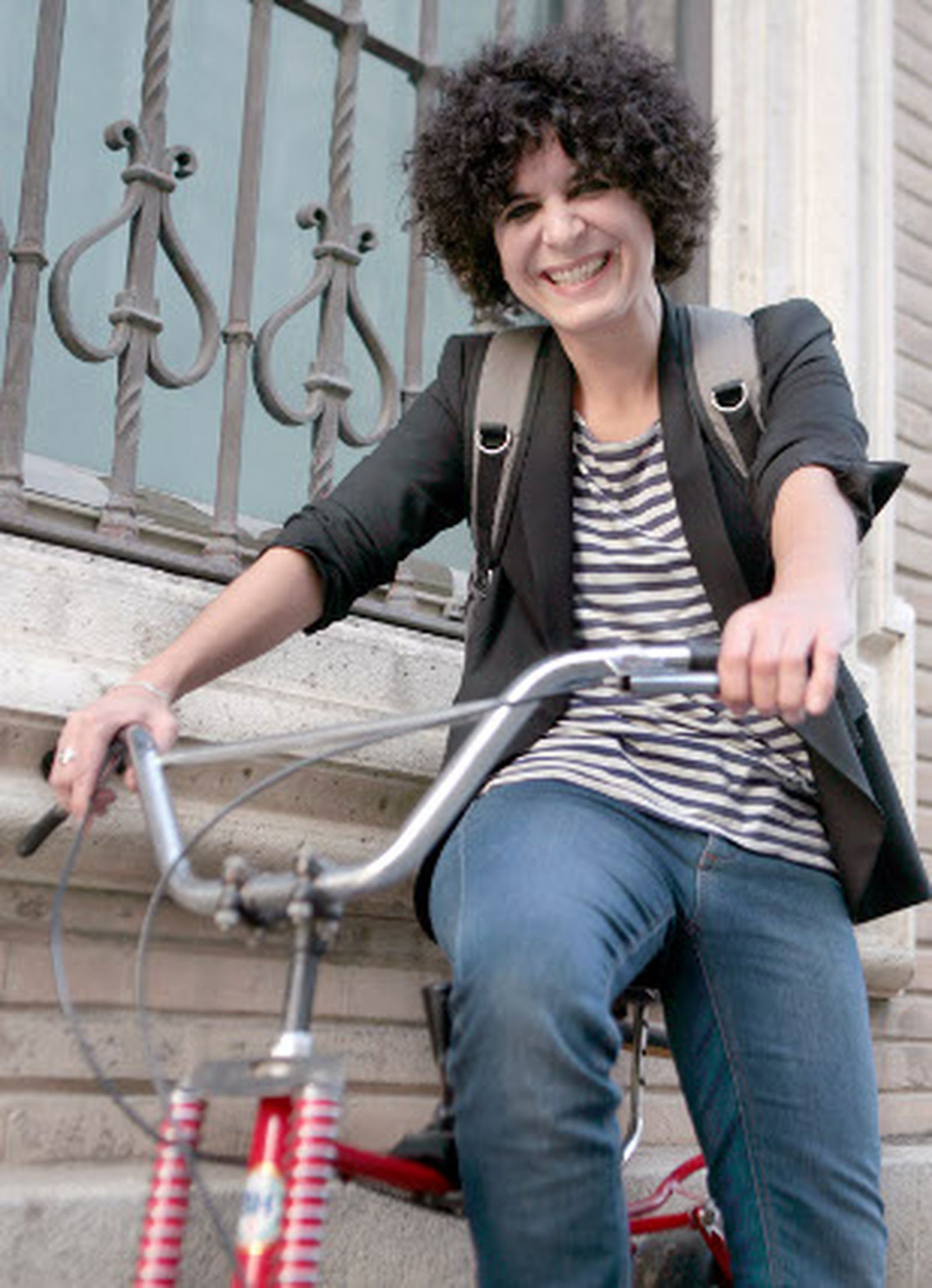 Sola en mitad de un universo de pintura