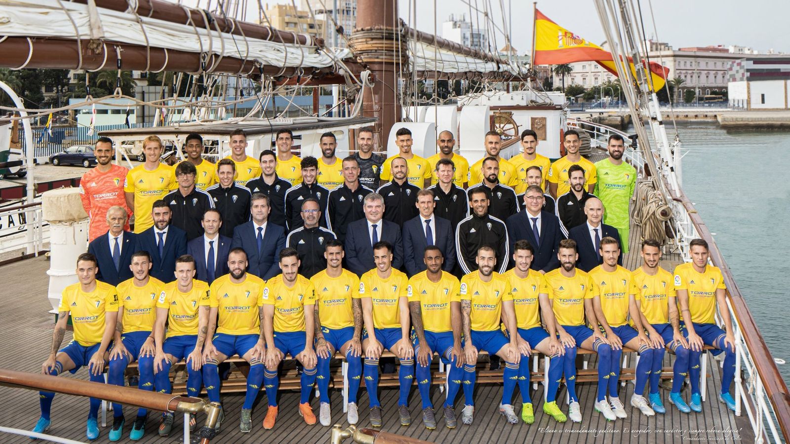 Jugadores, cuerpo técnico y directivos posan en la cubierta del Juan Sebastián Elcano.