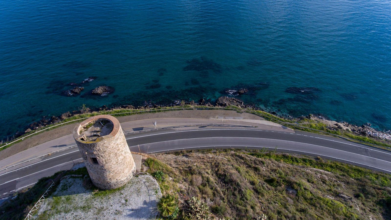 Torre y zona de Calaceite, donde está el pecio Delfín, en Torrox, Málaga. Torre y zona de Calaceite, donde está el pecio Delfín, en Torrox, Málaga.