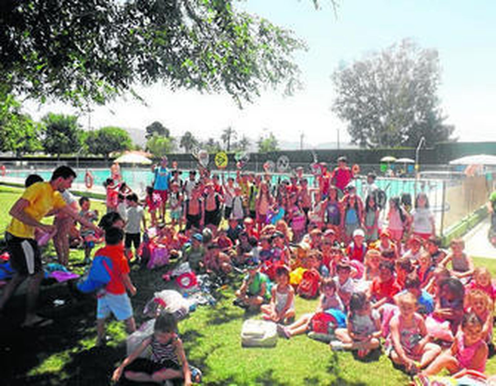 Los niñós de la Escuela de Verano de pasadas ediciones disfrutando de actividades en la piscina.