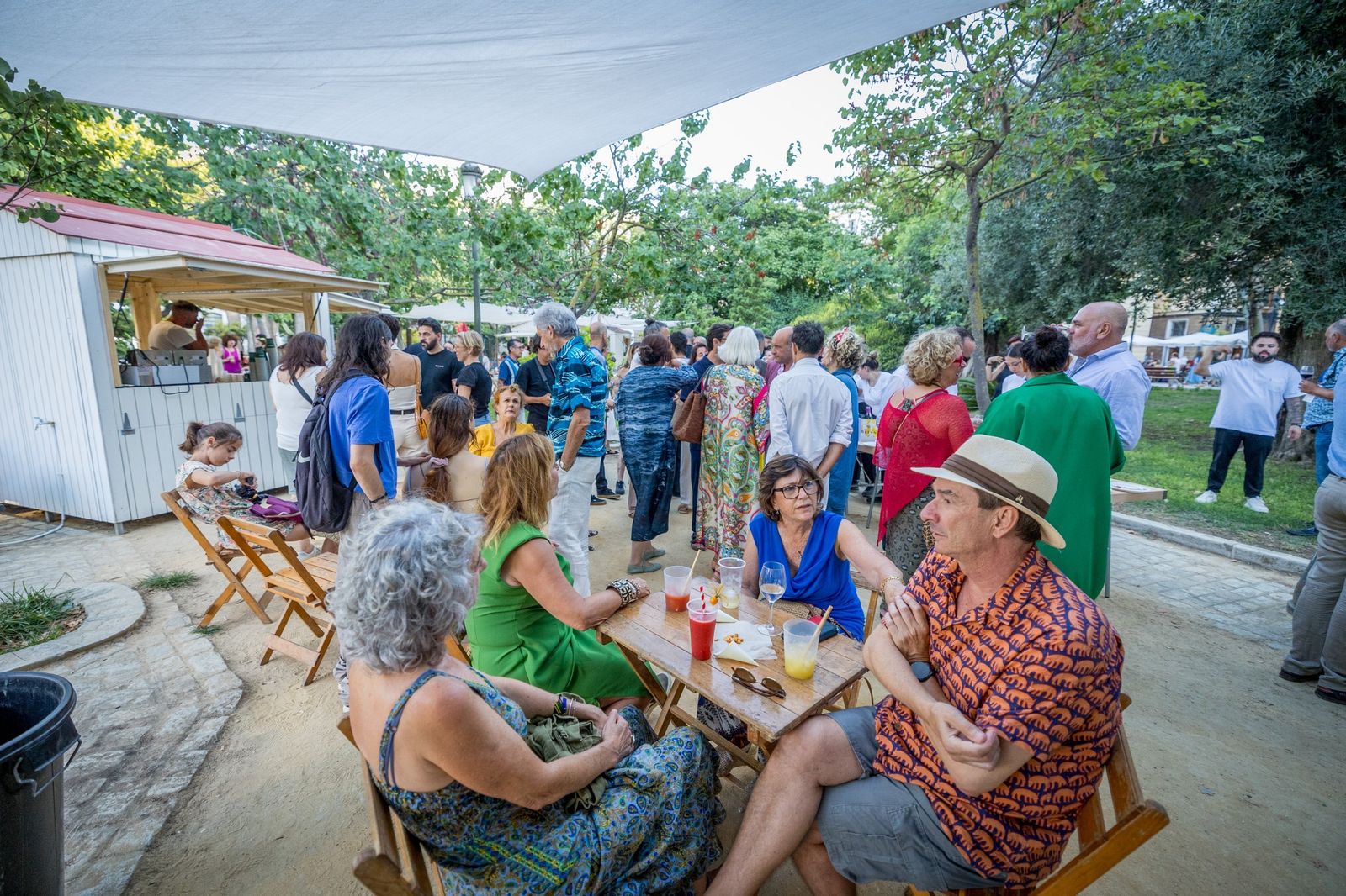 Las imágenes del mercado de Sures Festival en la Plaza España en Cádiz