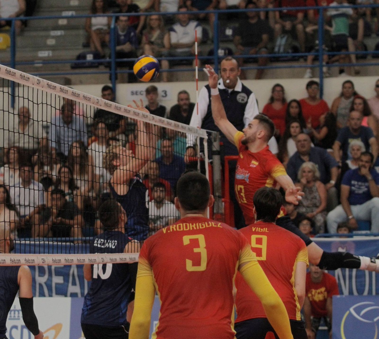 Andrés Villena salta, ayer ante Noruega.