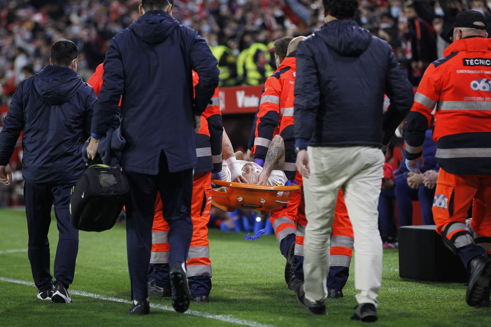 Ocampos, autor del 2-1, se retira en camilla al final del partido con un golpe en la cabeza.