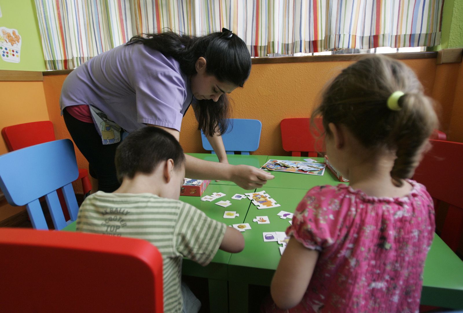 Varios pequeños en una ludoteca.