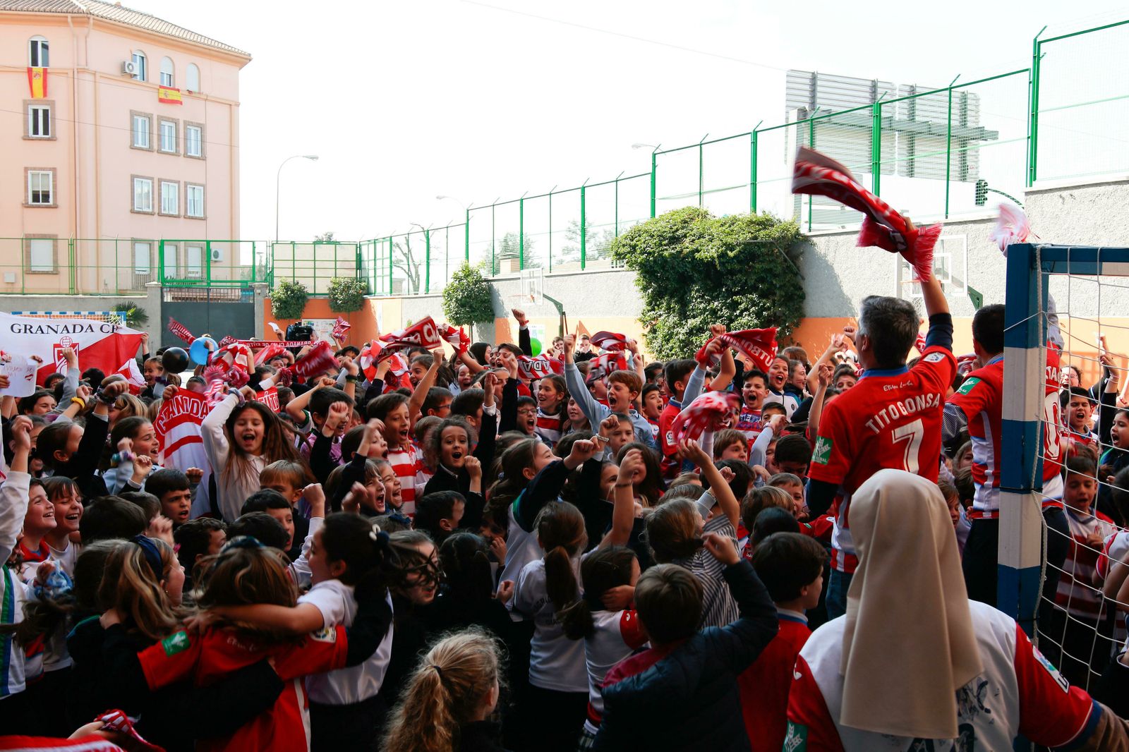 Profesores y alumnos, con sus camisetas del Granada este miércoles en el Sagrada Familia