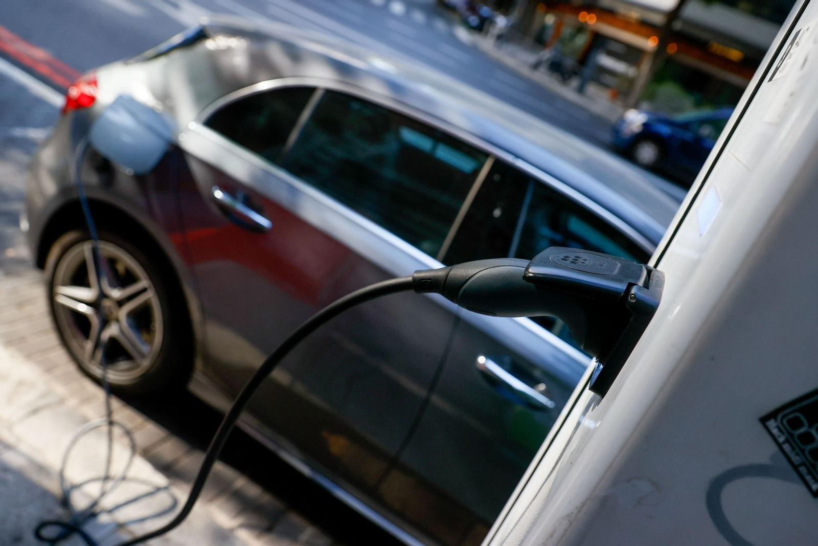 Un vehículo eléctrico en plena recarga