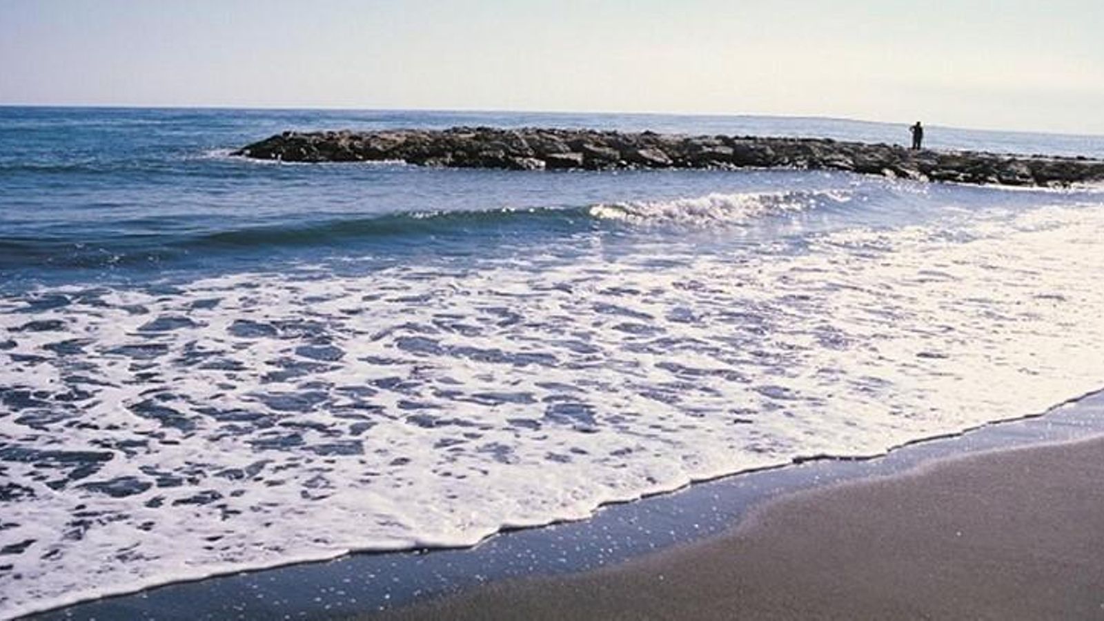 La playa de la Caleta también ha sido reconocida con una Bandera Azul. La playa de la Caleta también ha sido reconocida con una Bandera Azul.