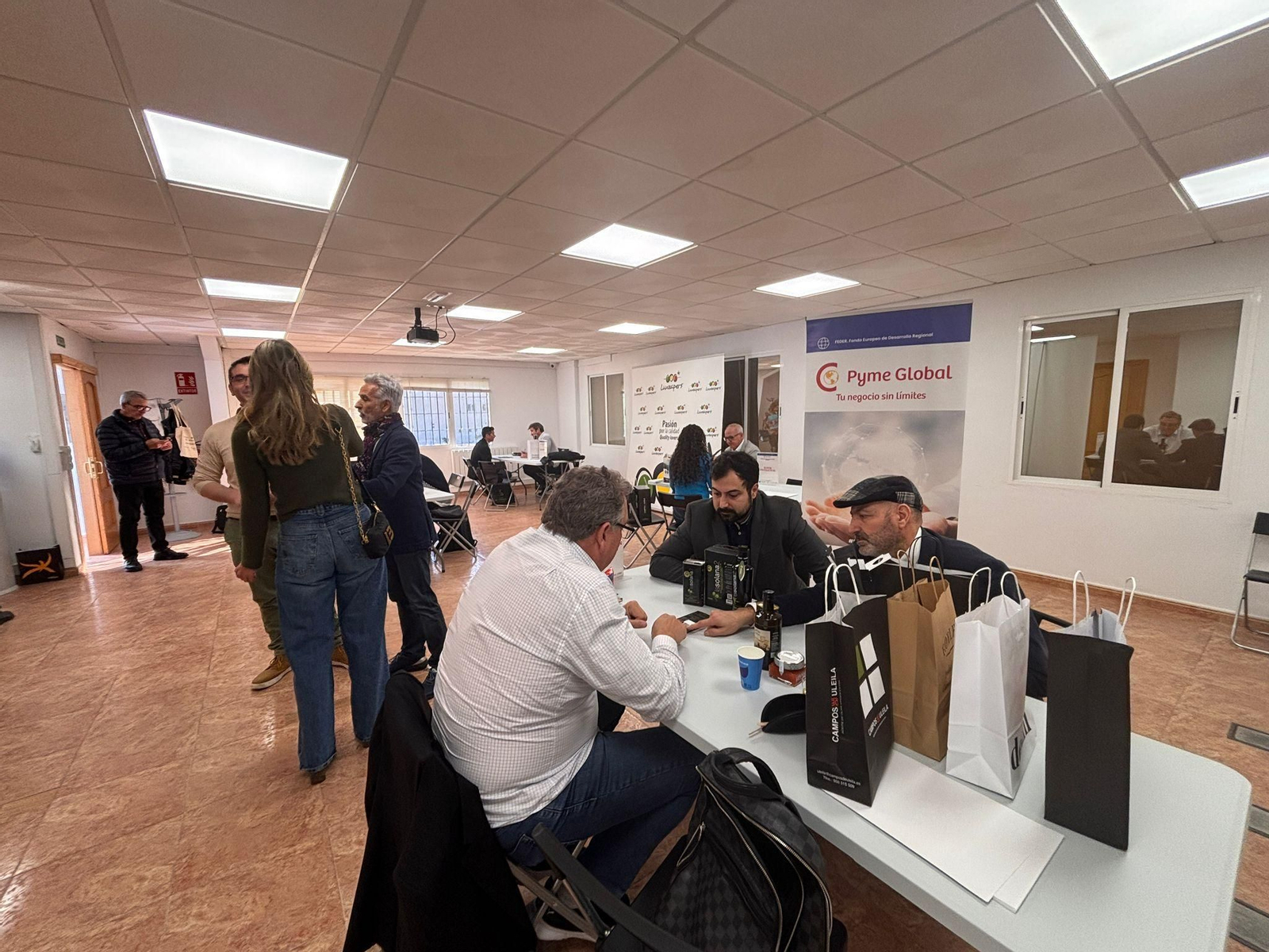 Múltiples reuniones comerciales.