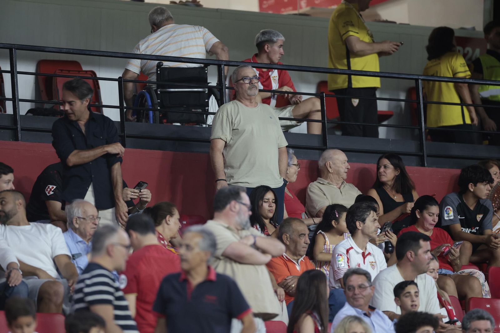 Búscate en las fotos del Sevilla - Elche