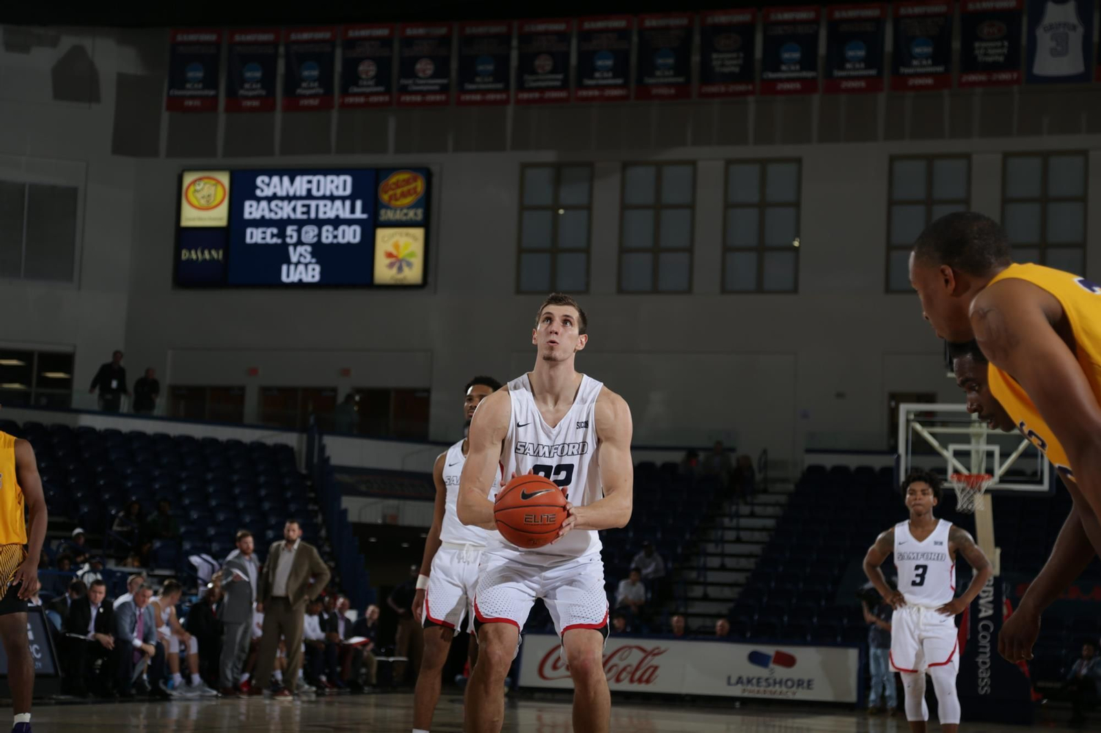 Rubén Guerrero lanza un tiro libre en el partido frente a Miles.