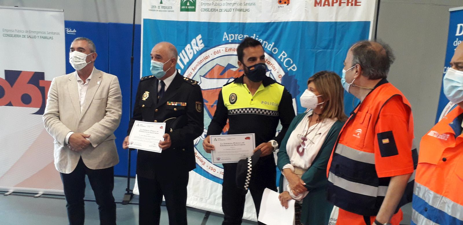 Los dos agentes homenajeados junto a los delegados de la Junta y el director del 061