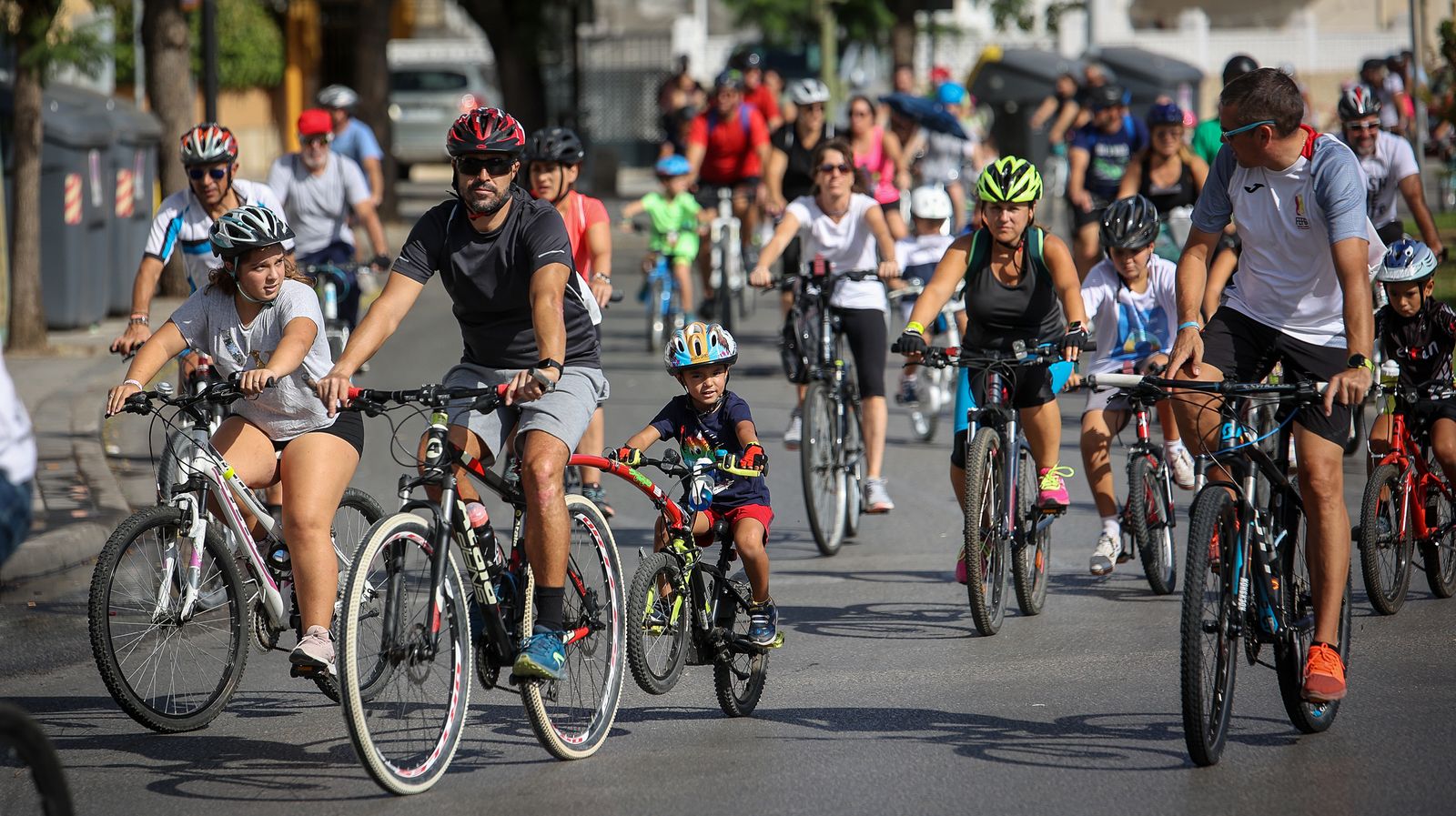 Gran ambiente en la fiesta de la bici y la amistad