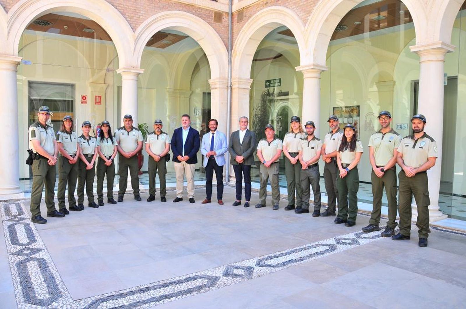 Imagen de la recepción a los nuevos agentes de Medio Ambiente en la sede de la Junta en Granada