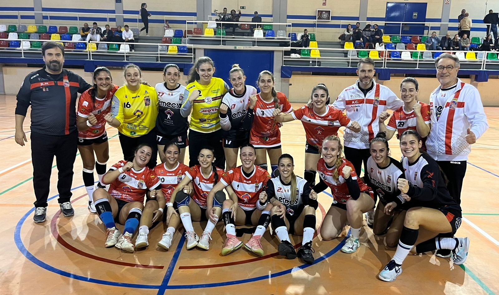 Alegría en el CB Roquetas tras la victoria.