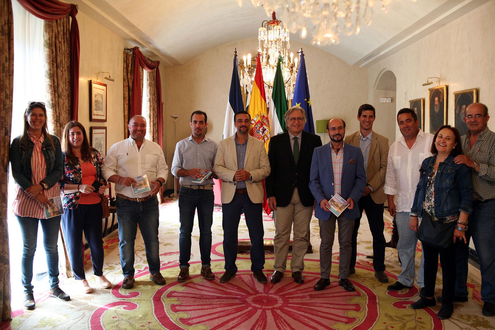 Ediles y representantes de Ecovidrio con los caseteros reconocidos.