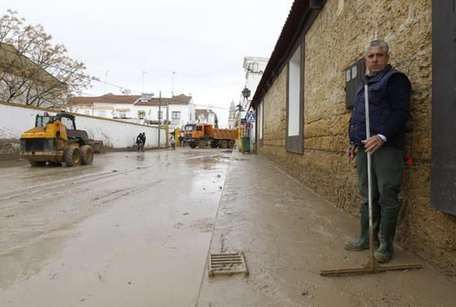 Los vecinos limpian el lodo de las calles de Écija.

Foto: Antonio Pizarro