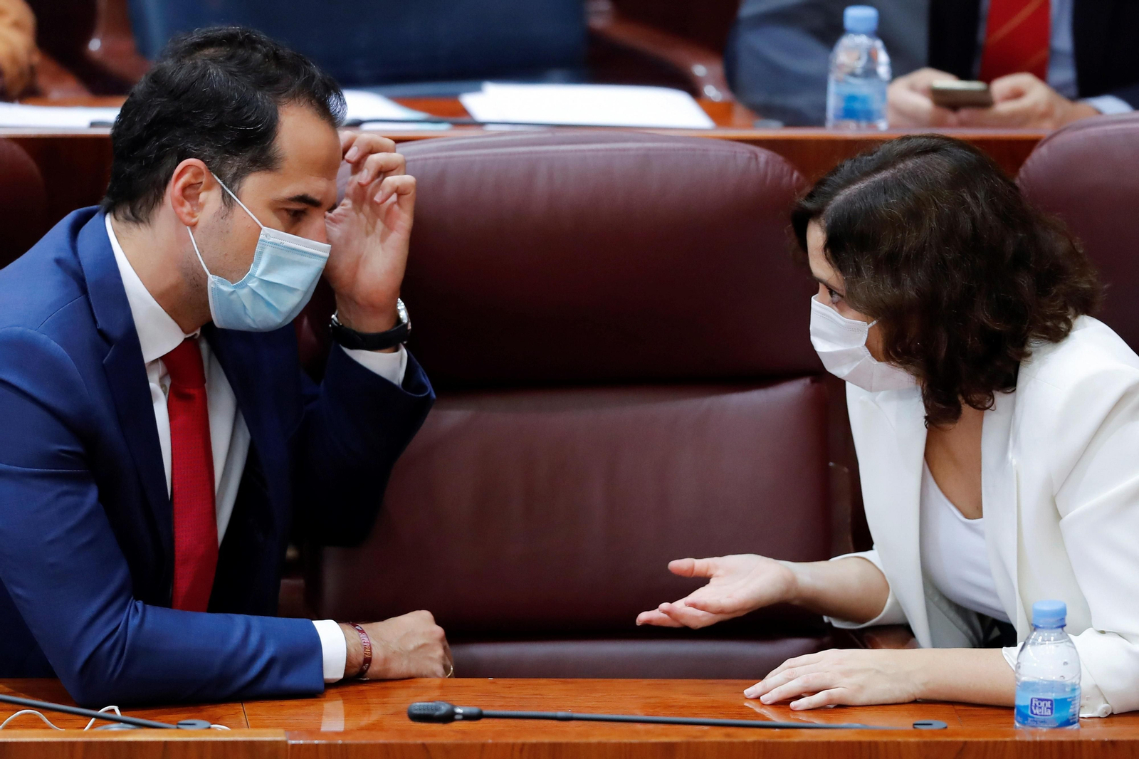 El vicepresidente madrileño, Ignacio Aguado (Cs), y la presidenta, Isabel Díaz Ayuso (PP), ayer en la Asamblea regional.