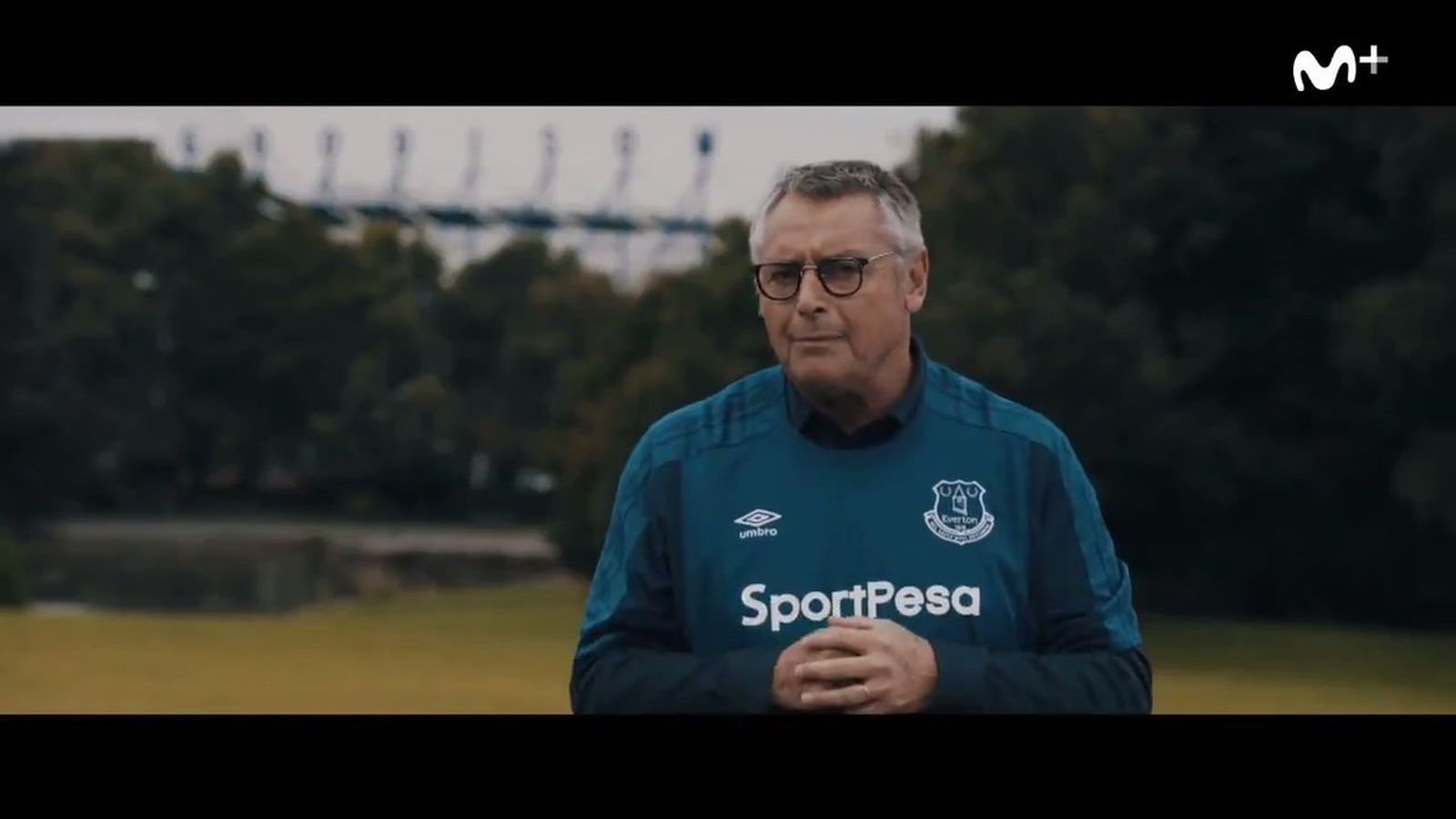 Michael Robinson con la camiseta de su máximo rival, el Everton