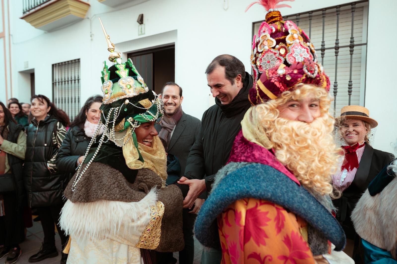El alcalde de Trigueros y miembros de la Corporación dieron  la bienvenida a los Reyes Magos.