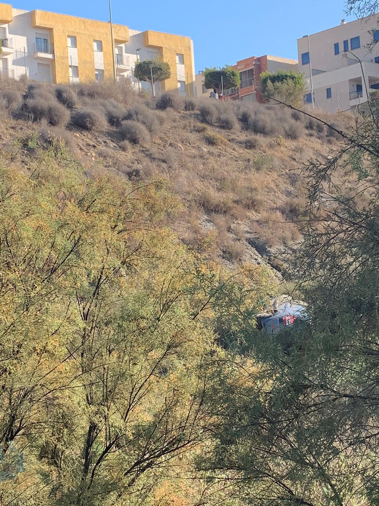 El vehículo se precipitó por un gran desnivel.