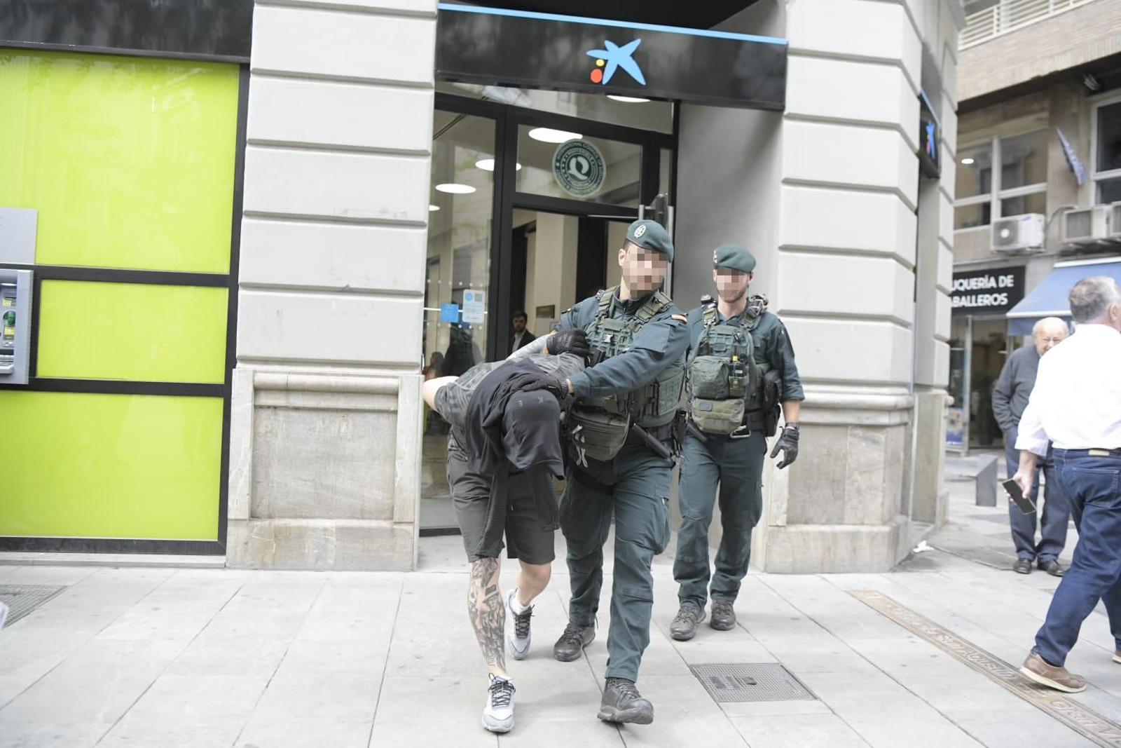Fotos: así está siendo la operación antidroga de Granada que ha llegado a la Gran Vía con uno de los detenidos