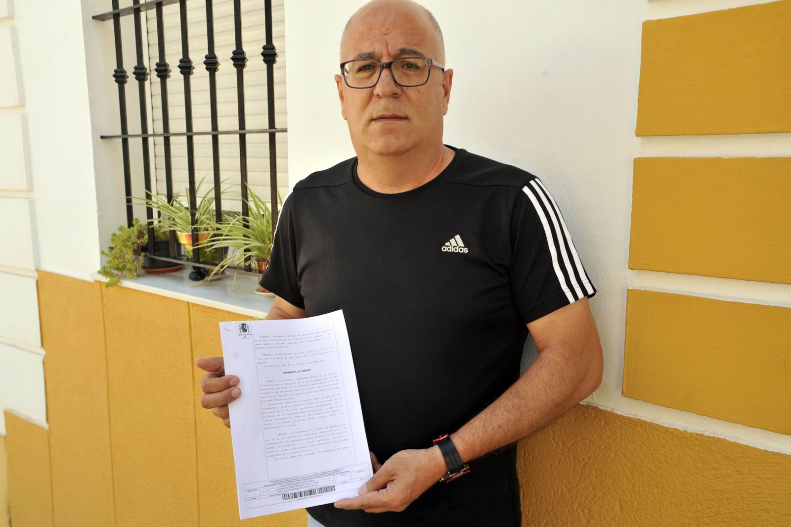 Uno de los afectados por el ruido del local, sosteniendo, ayer, la resolución judicial a su favor.