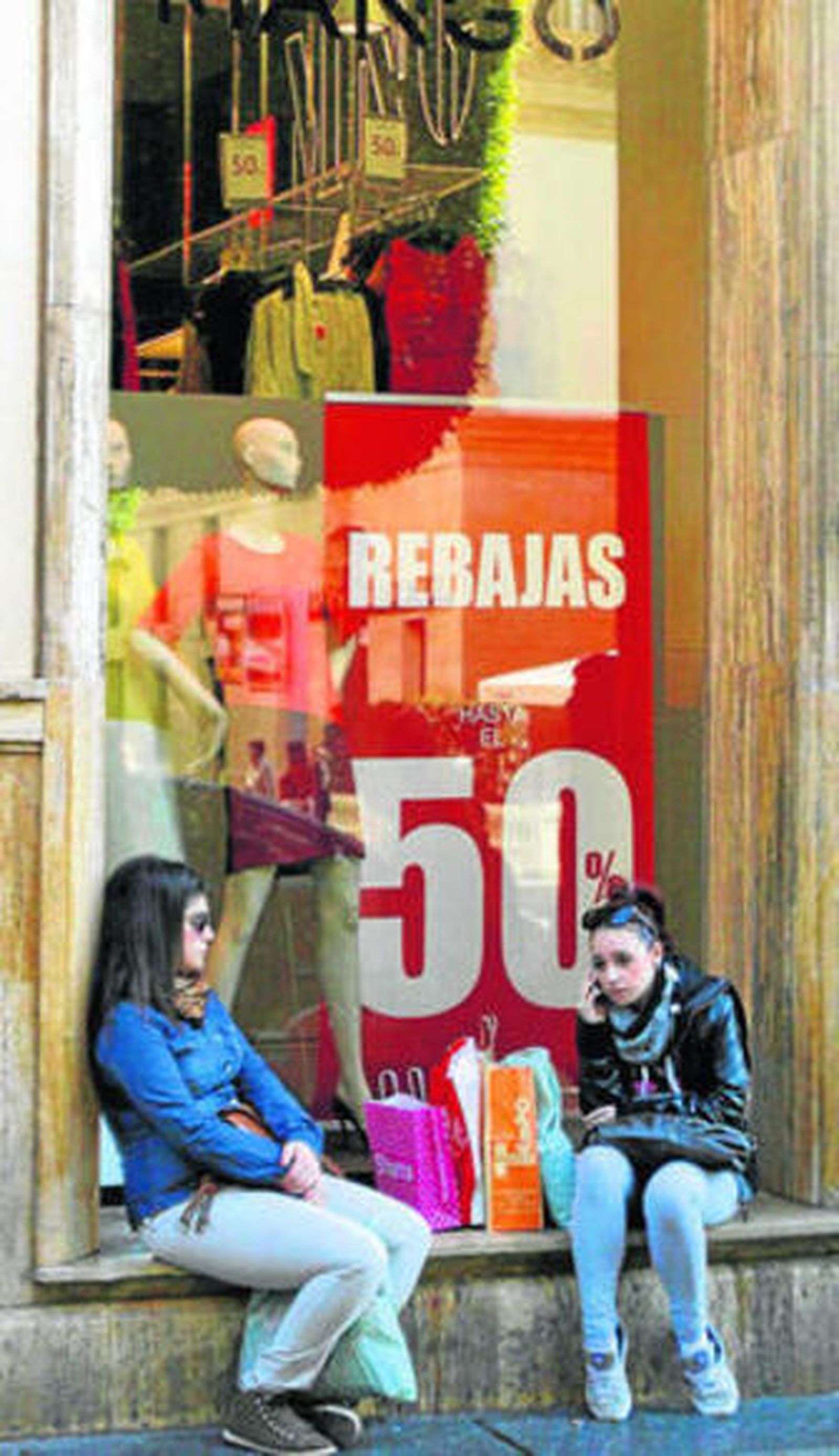Dos jóvenes de compras en la útlima campaña de rebajas.