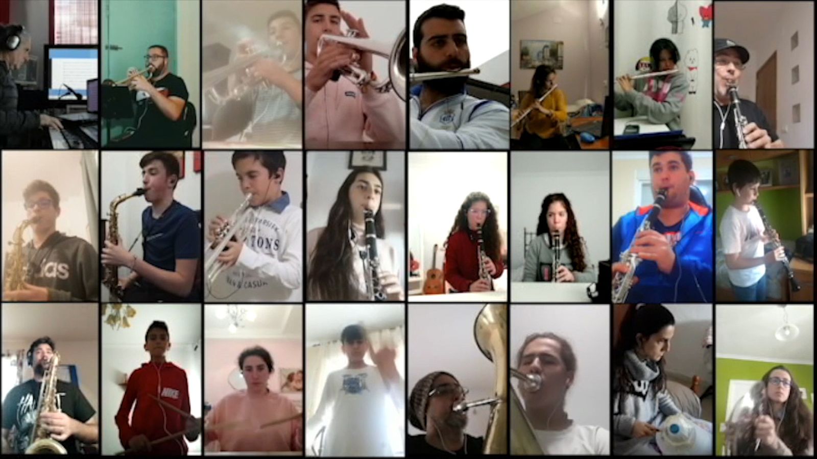 Los miembros del Ateneo Musical de Cartaya interpretan una marcha procesional desde sus casas por el coronavirus