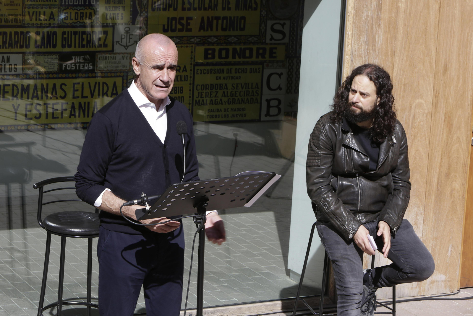 Antonio Muñoz, alcalde de Sevilla, durante la presentación del Femás’22 junto a su director, Fahmi Alqhai.