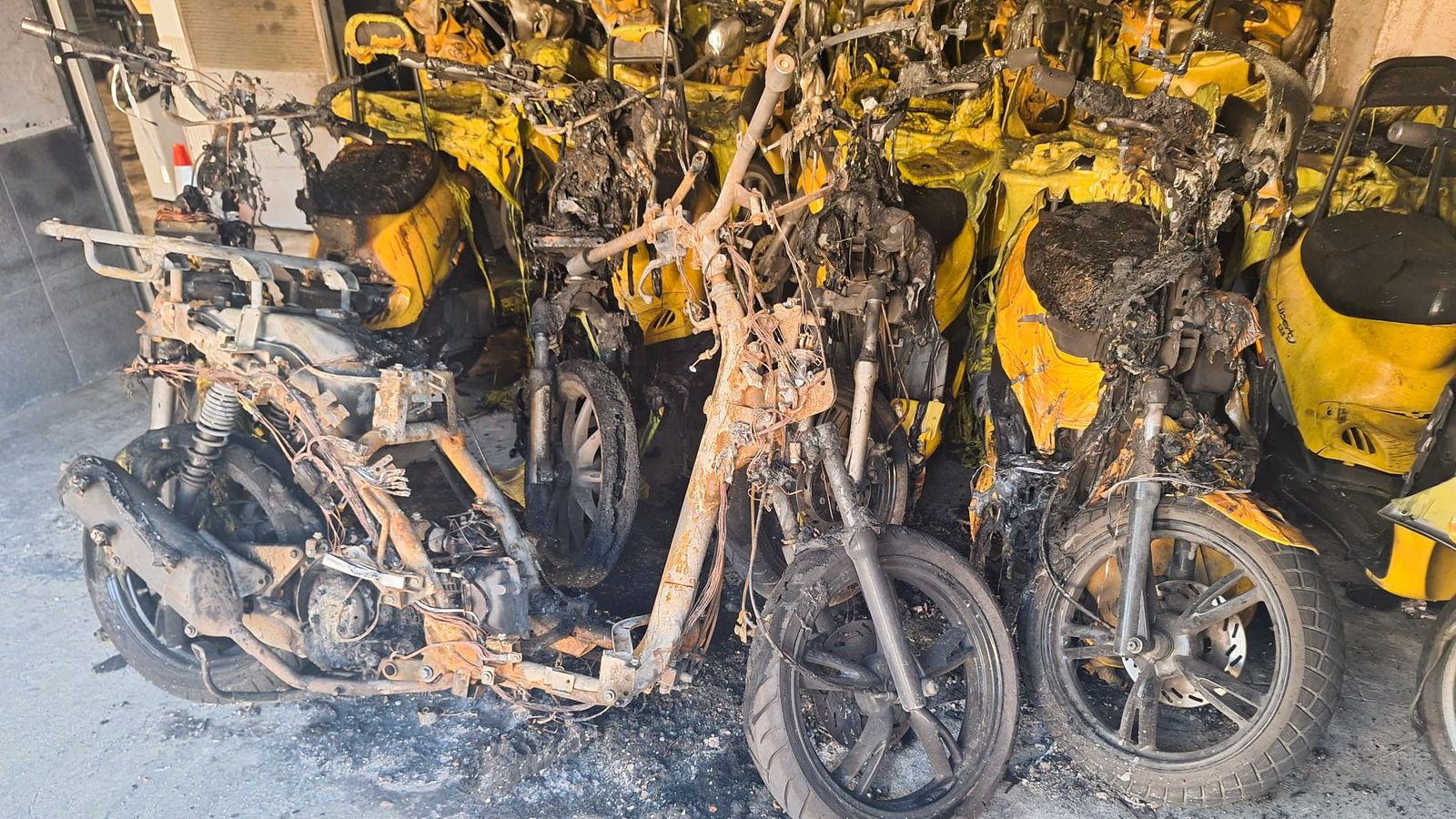 Las motos de Correos calcinadas.