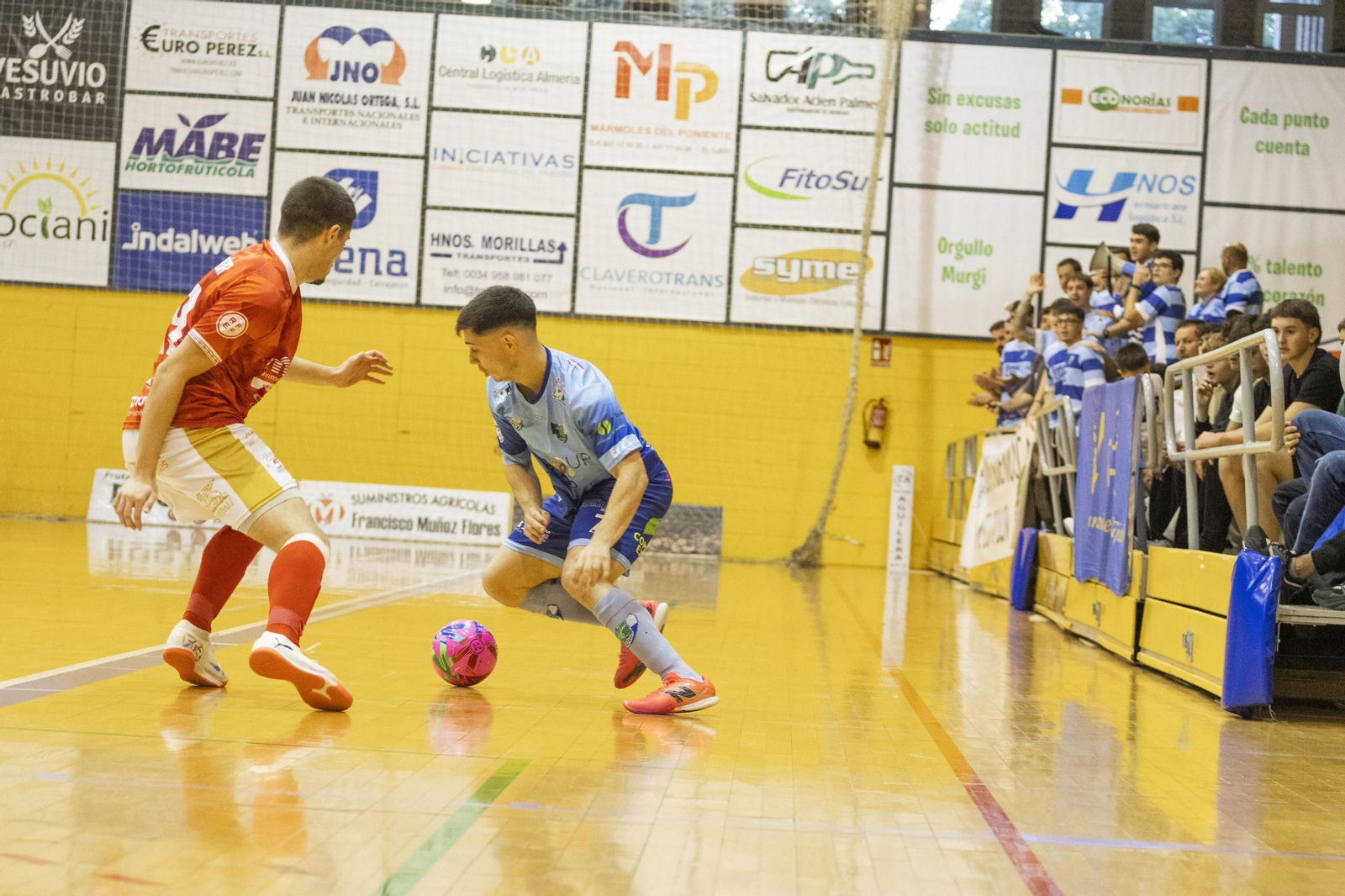 El argentino Nico Rosa intenta irse de un rival durante un encuentro de esta temporada del conjunto celeste.