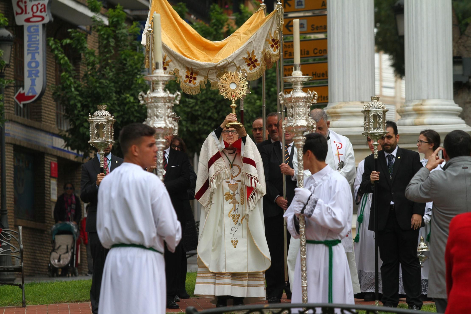 Procesión Solemne  de la Hermandad de La Vera Cruz, con el Santísimo Sacramento.