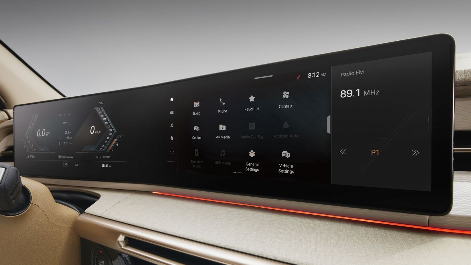 La pantalla central está inclinada hacia el conductor. Su anchura permite tener varias funciones simultáneamente a la vista.