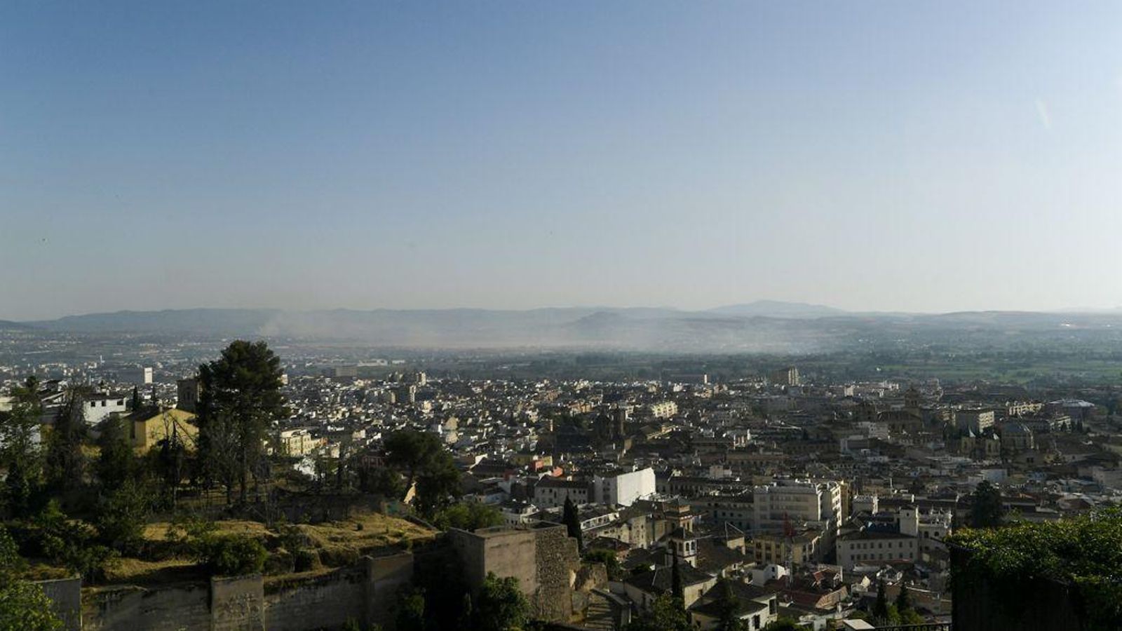 Humo del incendio de Otura sobre la ciudad de Granada