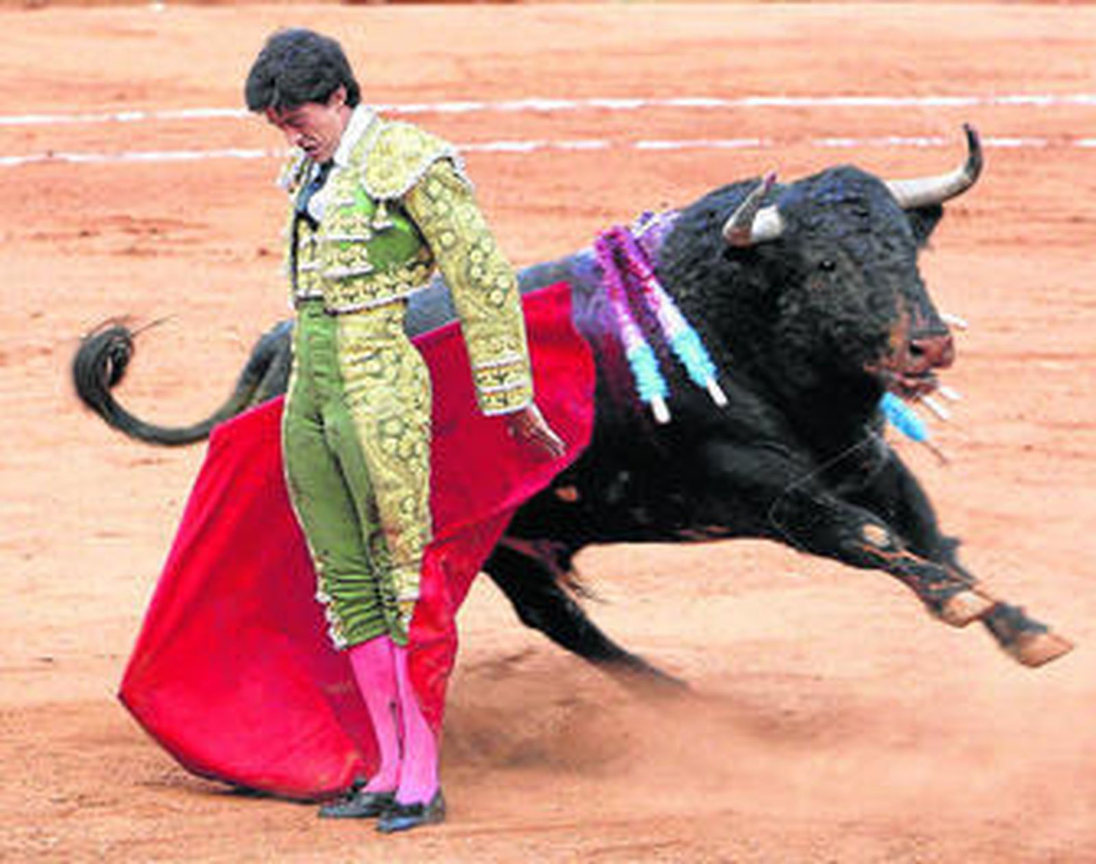 El Capea, el domingo en la Plaza México ejecutando un pase cambiado para abrir faena.