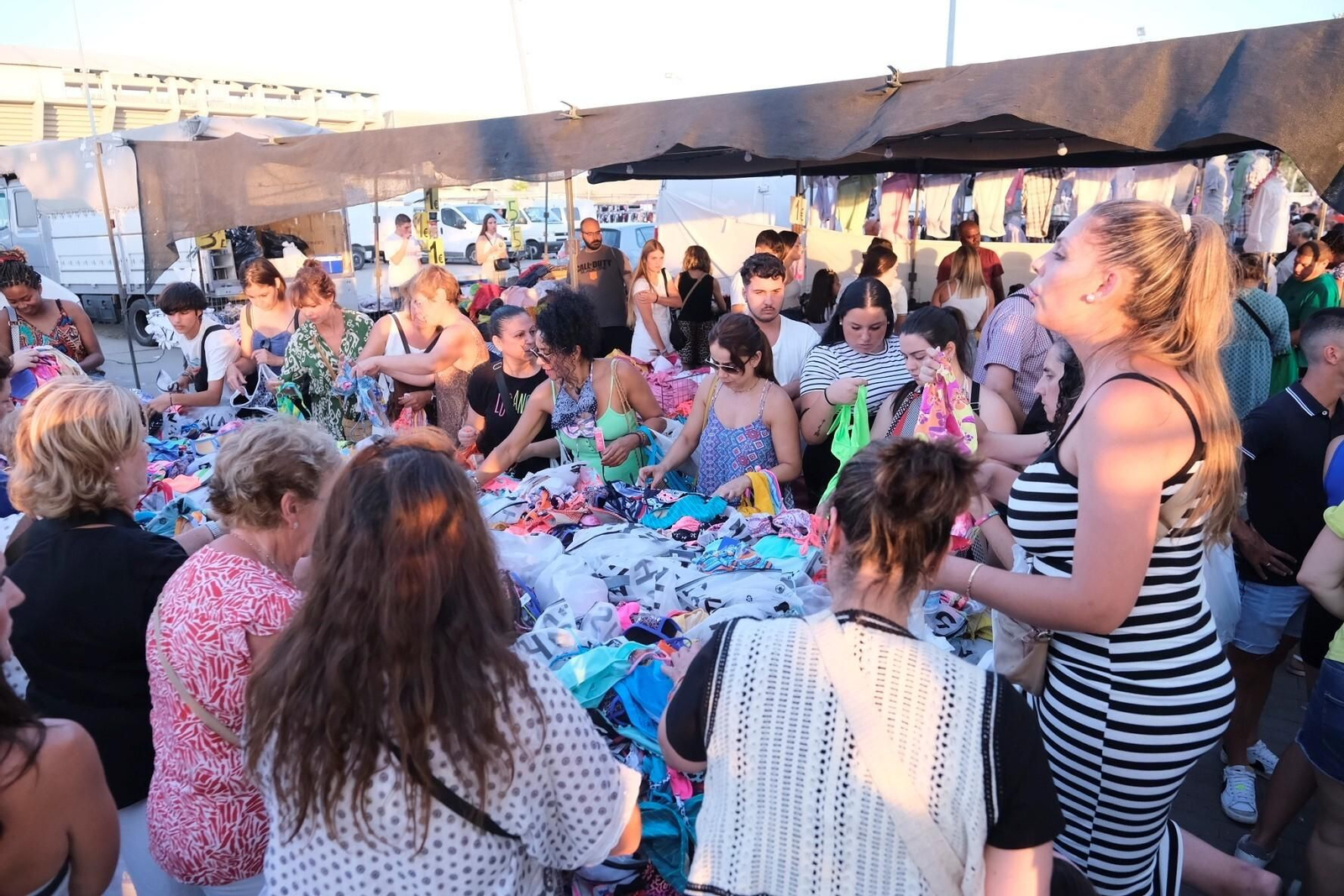 Los ambulantes celebran el primer mercadillo nocturno de El Arenal, en imágenes