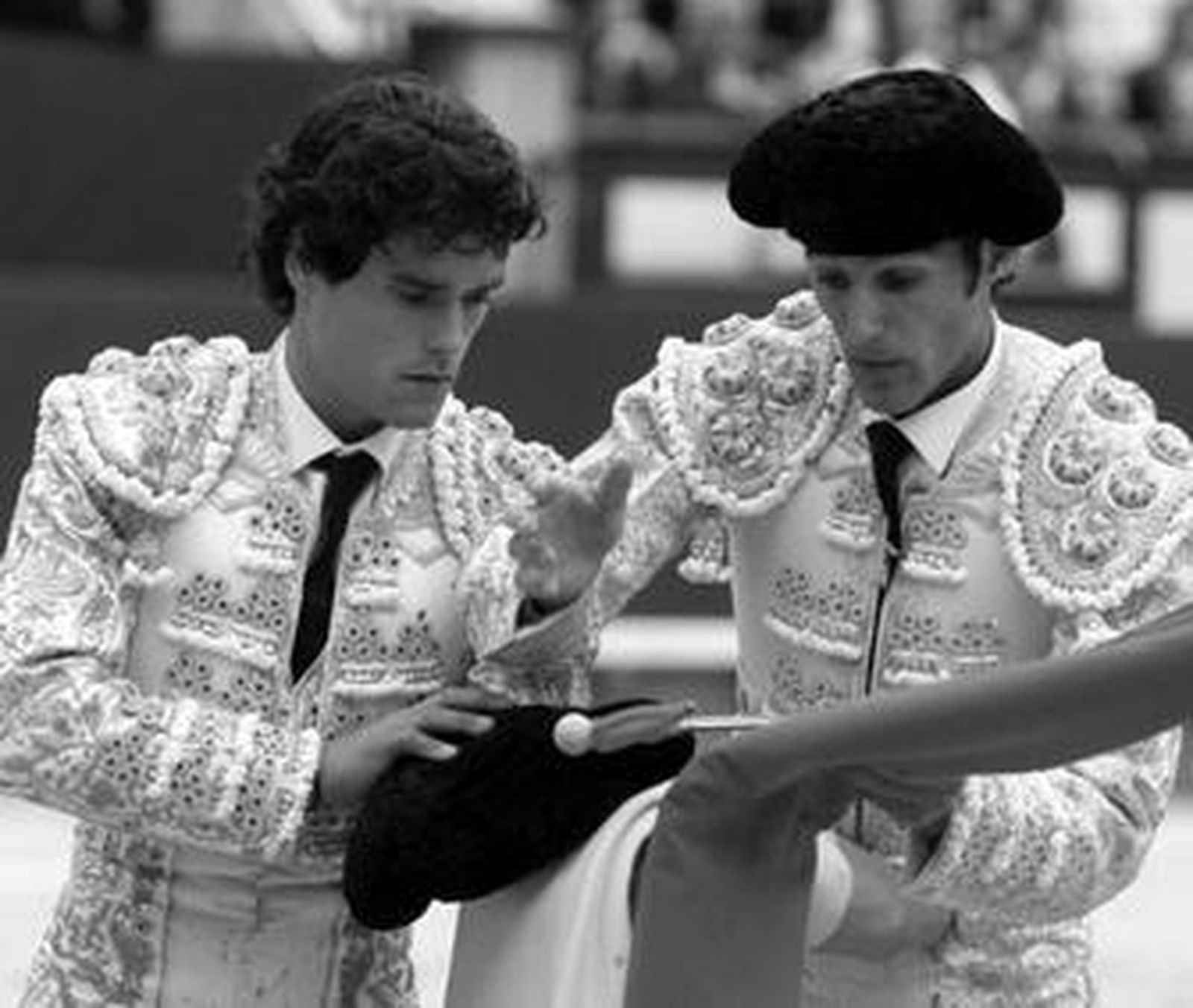 Miguel Abellán cede los trastos a David Mora, en su confirmación de alternativa ayer en Las Ventas.