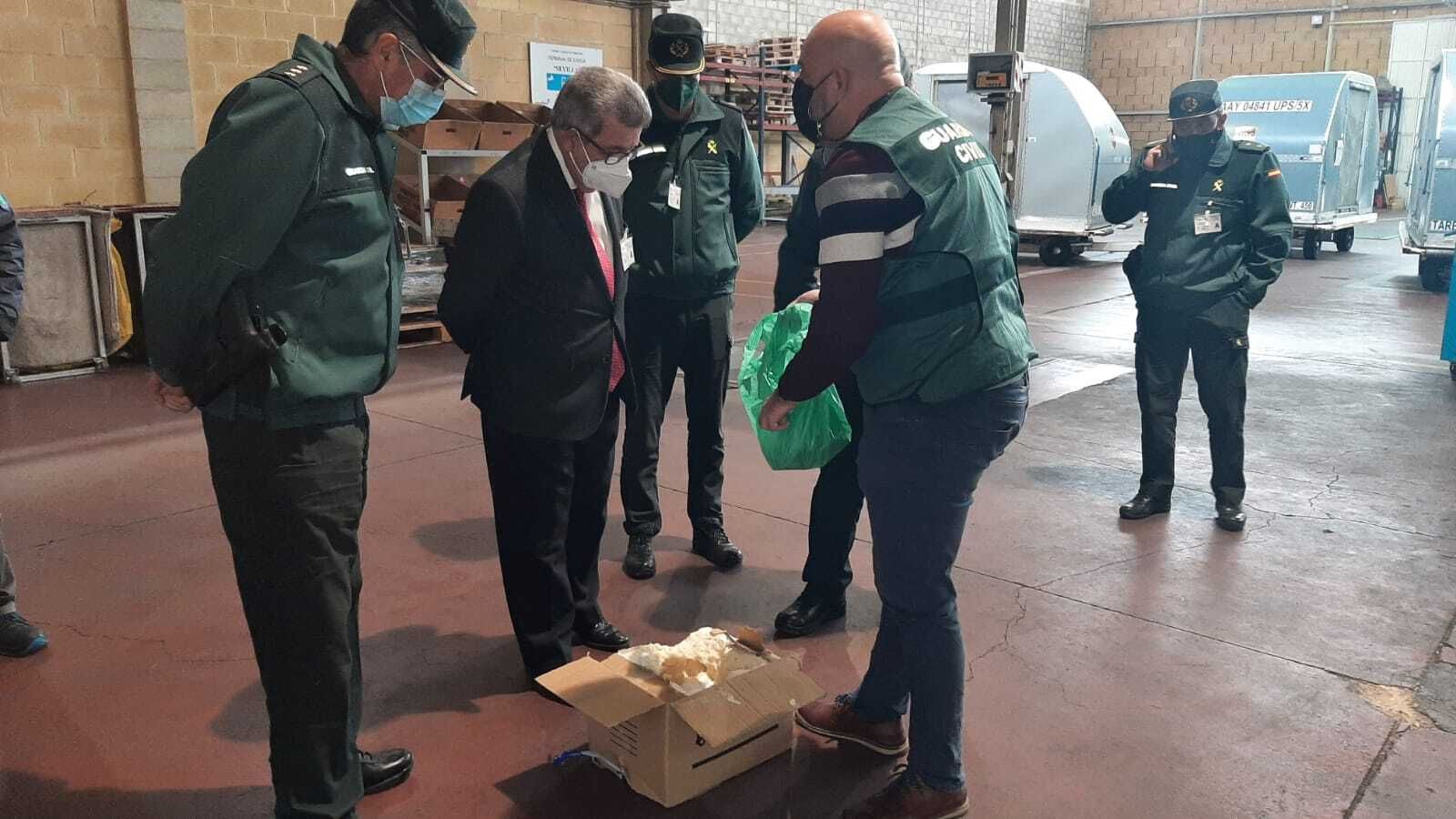 Carlos Toscano observa uno de los paquetes en los que se encontró droga.