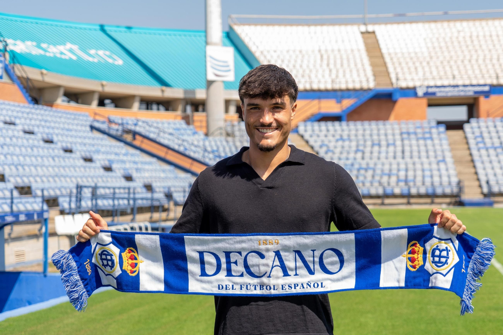 Néstor Senra posa con la bufanda del Decano.