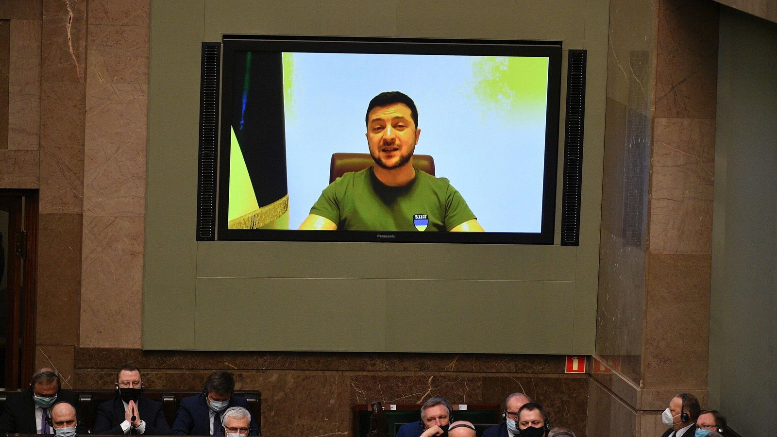 Zelenski se dirige a la asamblea nacional de Polonia en una de sus apariciones ante los parlamentos de varios países. Zelenski se dirige a la asamblea nacional de Polonia en una de sus apariciones ante los parlamentos de varios países.