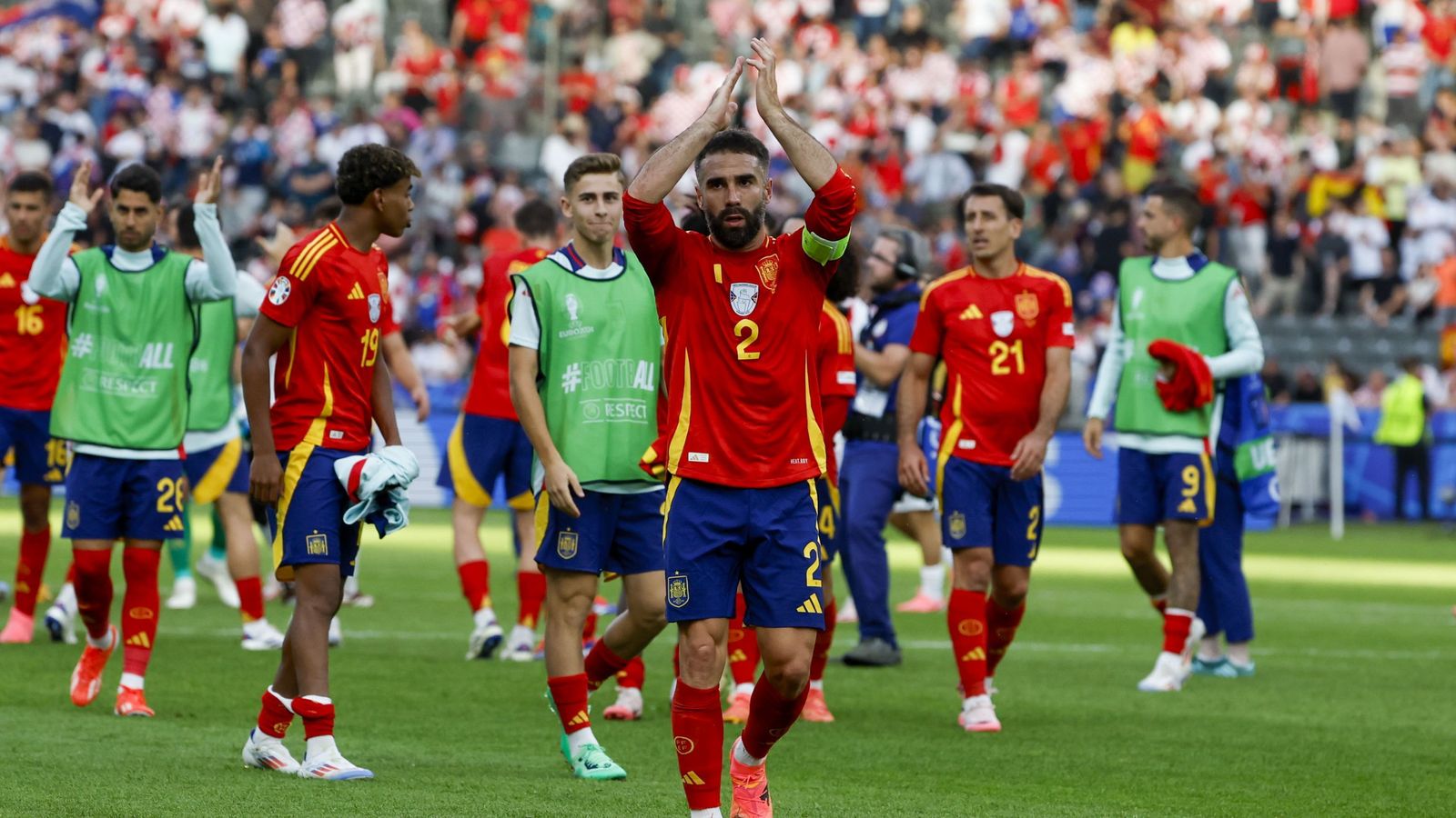 Carvajal aplaude a los aficionados españoles tras el triunfo.